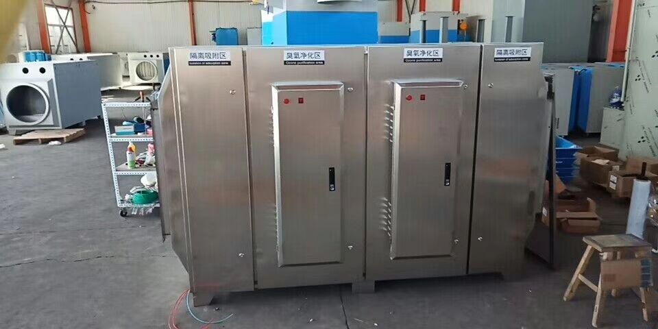 塑料制品車間廢氣處理設(shè)備無任何機(jī)械動作，無噪音，無需專人管理和日常維護(hù)，只需作定期檢查，本設(shè)備能耗低，設(shè)備風(fēng)阻極低＜50pa,可節(jié)約大量排風(fēng)動力能耗。