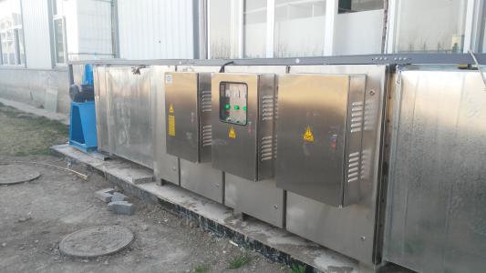 光解凈化設(shè)備 造紙廠制漿廢氣處理設(shè)備設(shè)計(jì)安裝利用UV光解凈化設(shè)備發(fā)出特制的高能UV紫外線光束照射惡臭氣體，裂解H2S、硫化物、VOC類、苯、甲苯、二甲苯的分子鏈結(jié)構(gòu)，使有機(jī)或無機(jī)高分子惡臭化合物分子鏈，在高能紫外線光束照射下，降解轉(zhuǎn)變成低分子化合物，如CO2、H2O等。利用高能UV光束裂解惡臭氣體中細(xì)菌的分子鍵，破壞細(xì)菌的核酸（DNA），再通過臭氧進(jìn)行氧化反應(yīng)，徹底達(dá)到脫臭及殺滅細(xì)菌的目的。