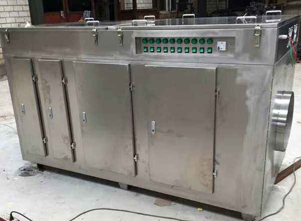 該膠鞋廠除臭設備的原理就是一系列的化學反應，讓有機廢氣變成無污染的二氧化碳和水，在該設備的后面又加入了一個等離子凈化器，藥水洗滌設備凈化率在百分之八十左右，經過等離子凈化器以后凈化率達到了百分之九十五以上，達到了當?shù)嘏欧艠藴?，目前已經正常使用之中，我們保證每套設備都會檢測達標，不讓客戶失望。