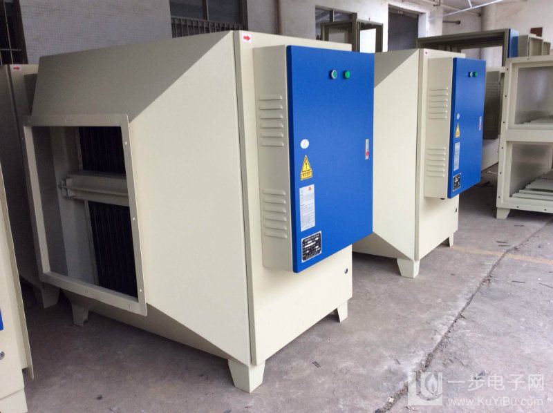  膠鞋廠除臭設備也有采用采用UV光解廢氣凈化裝置+活性炭吸附床相結合的方式，確保廢氣處理后完全達到環(huán)保部門的相關排放標準。廢氣首先由集氣罩收集經管道進入UV光解廢氣凈化裝置，處理后再進入活性炭吸附床進行進一步深化處理。