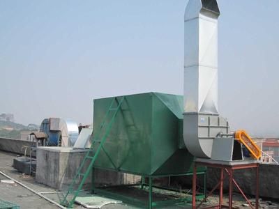 噴淋塔是一種高效、低壓損的除塵設(shè)備。噴膠廢氣經(jīng)噴淋塔水洗、噴淋、過濾后進入UV光解凈化器。  UV光解凈化器是利用納光催化劑TiO2在特定波長的光的照射下產(chǎn)生"電子一空穴"對(一種高能粒子)，這種"電子一空穴"對和周圍的水和氧氣相互作用后具有很強的氧化-還原能力。它能將廢氣中的苯類、醛類、烴類等污染物直接分解成無害無味的物質(zhì)，進行分解破壞，達到了消除空氣污染的目的。  活性炭吸附器是根據(jù)活性炭多孔性和吸附性的原理從而設(shè)計的，由于活性炭表面存在著未平衡飽和的分子力或化學鍵力，當活性炭與廢氣接觸時，就能吸附廢氣分子，從而達到凈化效果。