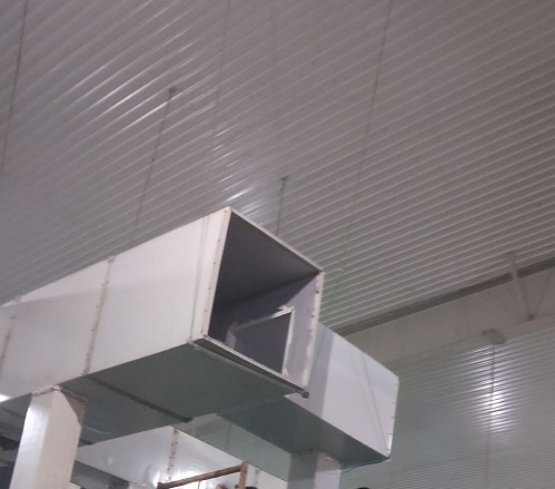 車間水簾風扇負壓風機+降溫水簾通風降溫系統(tǒng);體后必將成為廠房通風降溫設(shè)備的主流。濕簾（水簾）性能特點：采用新材料與空間交聯(lián)技術(shù)，高吸水、高耐水、抗霉變、耐腐蝕、使用壽命長。產(chǎn)品蒸發(fā)比表面大，降溫效率達80%以上。產(chǎn)品含表面活性劑，自然吸水，擴散速度快，效能持久。