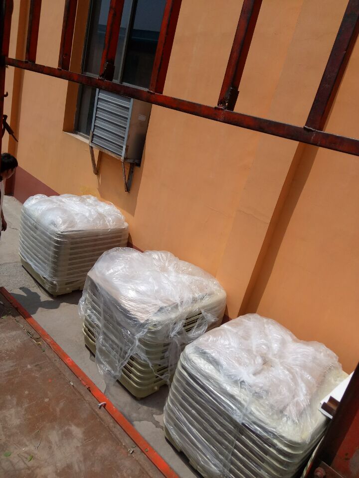 大型工廠降溫需要收益空調結合管道局部崗位送風 而一般大的廠房就可以用水風機整體降溫即可大型廠房面積大、有熱源，如何降溫？安裝環(huán)?？照{輸送大量涼爽鮮風進入車間；大量涼風中和車間內溫，吹人吹設備效果更佳；百平方只需一度電，降溫同時還可改善異味；舒適的工作環(huán)境、大大提高員工生產效率。