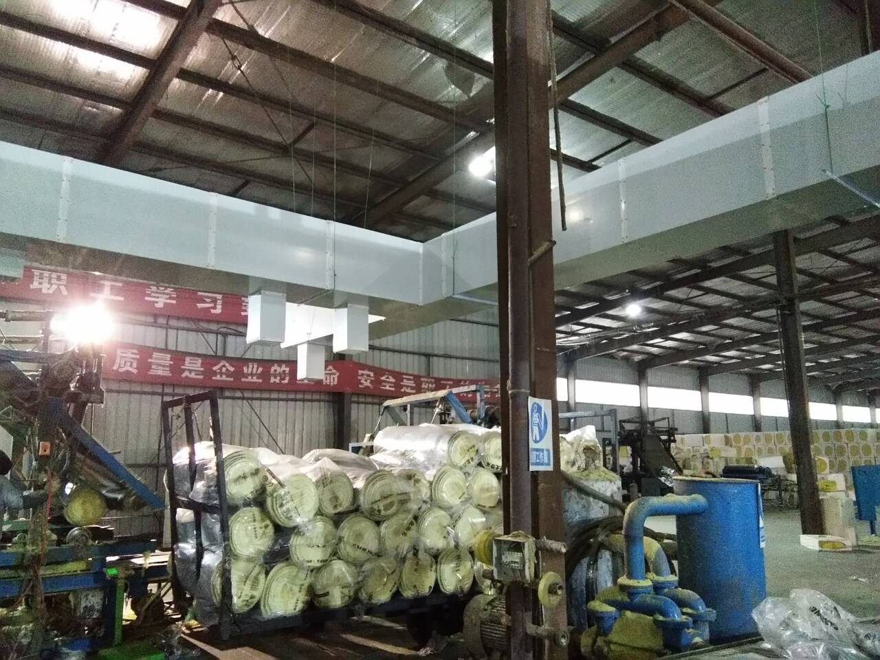 大型節(jié)能吊扇舒適的自然風解決了以下問題  1、物流園多為鋼結(jié)構(gòu)現(xiàn)場，到了夏天，室內(nèi)溫度比室外溫度高！  2、工作場所面積大的空氣不流通等，員工的工作環(huán)境普遍不好，工作效率低，有時會因悶熱而中暑。  3、工廠工作環(huán)境差，員工流動性大，企業(yè)人工費增加。  4、物流現(xiàn)場、倉庫面積大，員工分散，主要用于堆積貨物，降溫換氣設(shè)備難以選擇！