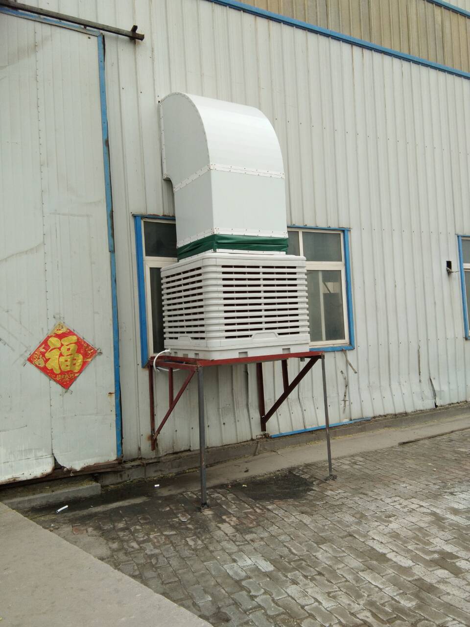 　車間降溫設(shè)備是根據(jù)水蒸發(fā)吸熱降溫的物理原理進行降溫的，所以該降溫設(shè)備運行成本是極低的。這樣人員的降溫問題解決了，投資成本也能控制在合理的范圍。
