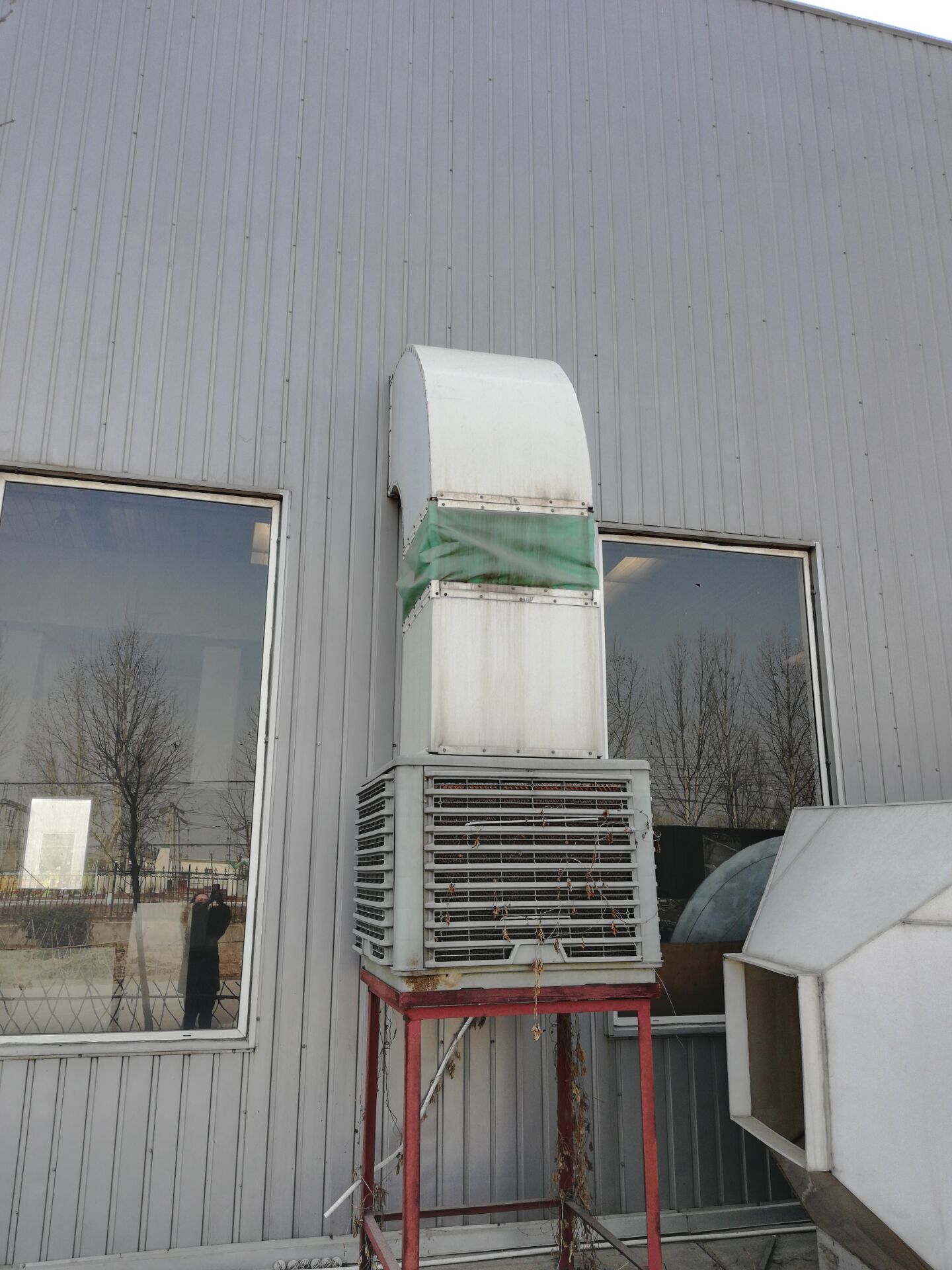 水簾風(fēng)機(jī)安裝在車間等密閉大型工廠，作為抽風(fēng)換氣用；與濕簾搭配，安裝于車間內(nèi)迅速降溫，同時(shí)具有一定的濕度；放在地上或者掛在空中，使用在大型車間，作為排風(fēng)扇使用，通常情況下1000平左右的大型空間，四臺(tái)風(fēng)機(jī)即可達(dá)到滿屋通風(fēng)降溫的效果。 負(fù)壓風(fēng)機(jī)是運(yùn)用空氣對流，負(fù)壓換氣的原理來設(shè)計(jì)，安裝在通風(fēng)不良的對向，可以將室內(nèi)停滯不重的熱氣、異味、烏煙、穢氣，在較短的時(shí)間內(nèi)迅速排出室外，使室內(nèi)溫度降低到與室外溫度相同，卻能感覺到比室外更涼爽。