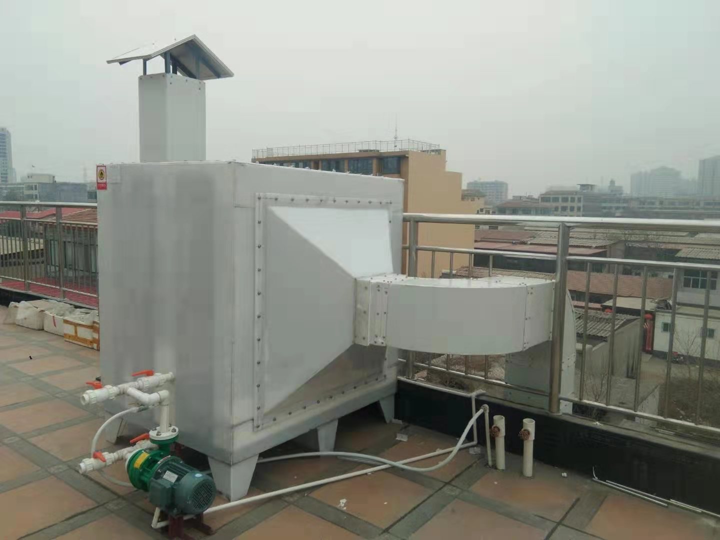電線電纜廠廢氣異味處理采用設(shè)備方案，活性炭吸附塔,是一種經(jīng)濟(jì)實(shí)用型有機(jī)廢氣的凈化與治理裝置;是一種廢氣過(guò)濾吸附異味的環(huán)保設(shè)備產(chǎn)品。